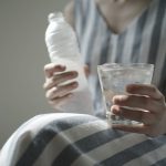 半个月只喝水完全不吃饭 女子暴瘦患脑病走路不稳