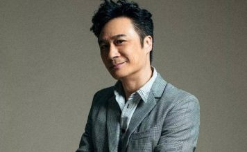 吴镇宇天津街头录节目 纤细小腿意外成焦点