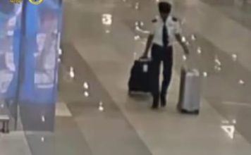 大马机师涉运7万颗毒品闯关 印尼公开机场逮捕画面