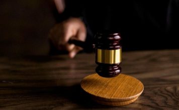 对亲生妈妈作出不雅行为 17岁男中生被判3年感化