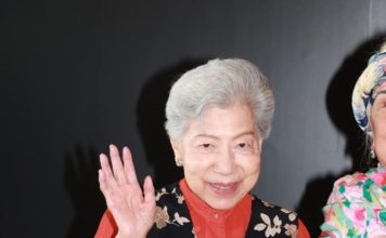 何家劲上前打招呼 罗兰一度似乎没认出对方