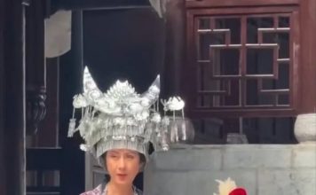 洪金宝坐轮椅现身 高温下仍坚持完成表演
