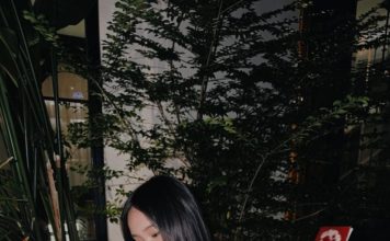 陈芳语晒男友庆生照 巨大玫瑰花束超抢镜
