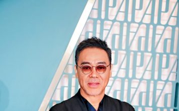 刘青云与女粉丝合照 双手放背后获赞太绅士