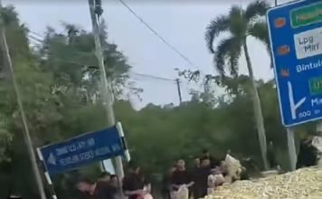路旁金银纸堆成山惹议 网民忧焚烧加剧烟霾