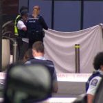 男子抢走步枪驾车逃逸 冲入商场遭警方击毙