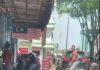 一言不合马路挥拳 两男子当街打成一团