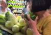 超市买西兰花嫌根太硬 女子竟直接张嘴咬掉
