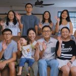 一家11口“凑成足球队” 华裔夫妻育9娃名字从A排到I