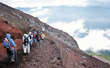 登山途中与队员失散 男子数小时后猝死倒毙山道