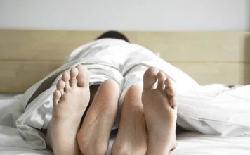 女星拍摄前跟男友XX NG时竟从牙缝拔出一根毛