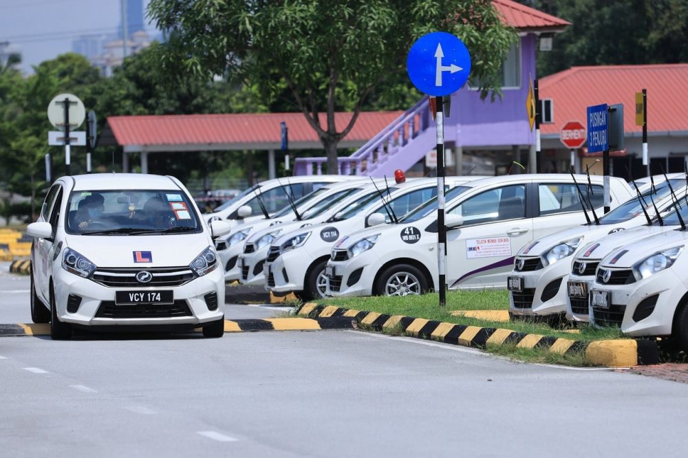 driving-license-must-know-L-car