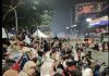国庆庆典未开场先爆人潮 民众搭帐篷通宵“霸靓位”