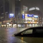 车辆接连遭洪水吞没 女子求救后仍不治