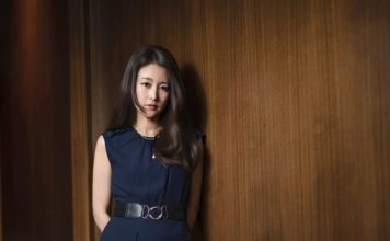陪儿赴马学英语 女星周末海边放松