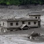 泥石崩塌酿超级洪灾 两地近1500人下落不明