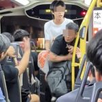 巴士“争座位”爆肢体冲突 白衣男拒让位还推人