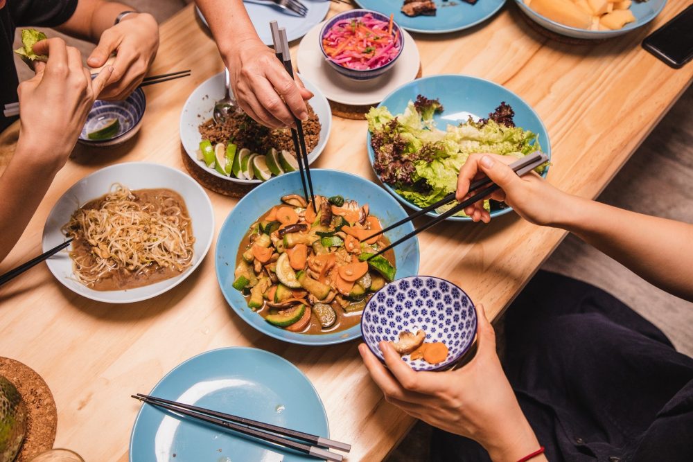 friends-enjoying-dinner-together