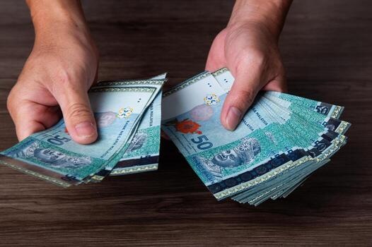 hands-counting-money-of-ringgit
