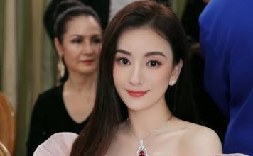天王嫂返乡度假 方媛陪外婆逛街超孝顺