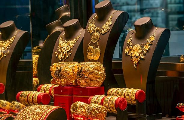 jewelry-gold-shop-window-display