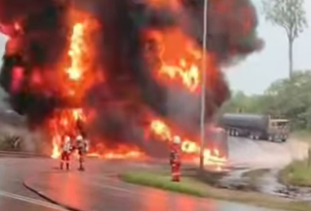 lori-tangki-terbakar
