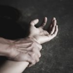 狼父侵犯又虐女12年 还持枪威胁妻女要死一起死
