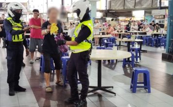 刚出院持刀闯小贩中心 华裔男挥刀踢椅吓坏众人