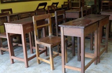 vintage-school-chairs-table-260n