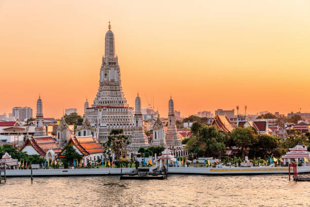 wat-arun-temple-and-bangkok-city