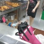 一人包办炸鸡打包调味 店员高压下撑不住窒息