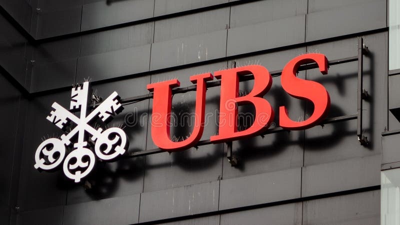 瑞士银行瑞银的商标在大厦黑墙壁上的-133345493