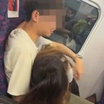高铁上惊传活春宫 男女公然亲密还微笑瞄镜头