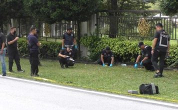 2男骑摩哆闯修车厂开枪 技工中弹逃往义山方向避枪手