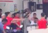 杂饭店前爆发群殴 烧腊店老板赶忙上前劝架
