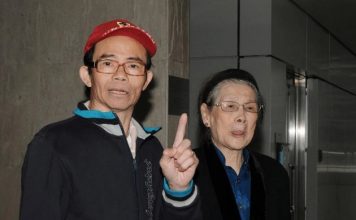 梅启明反击妻子指控 强调“行得正站得正”