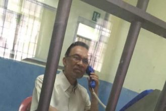 隔着玻璃只能电话交谈 安华晒昔日狱中探访照
