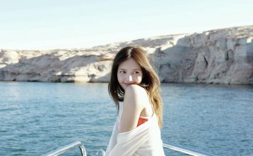 Lisa才认曾秘密恋爱 转头与泰男星亲密相拥