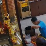 老翁趁无人注意偷庙钱 临走竟向神明行礼