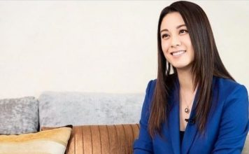 左手中指巨钻太抢眼 “华姐冠军”亲解戒指来头
