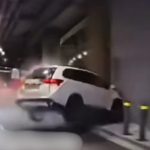 轿车突失控冲路缘 回到路面后横跨车道再撞墙