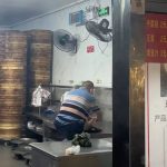 网红老字号包子店翻车 员工被爆站操作台剪脚甲