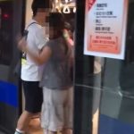 男子捷运站喝饮料遭劝阻 女伴呛只喝一次还比中指