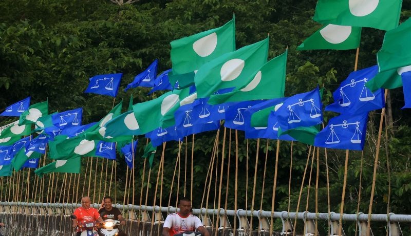 Bendera-UMNO-dan-Pas-re