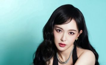 一袭深V黑裙太抢眼 唐嫣被赞像高贵黑天鹅