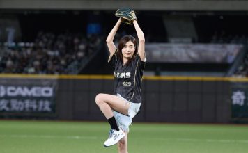 女星首度挑战开球 动作标准获全场掌声