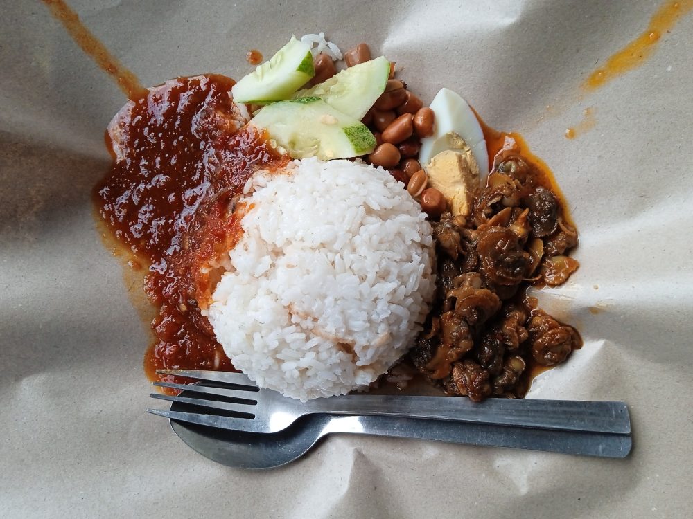 Nasi_lemak_kerang_at_Seksyen_6_K