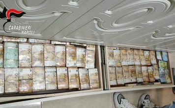 墙壁地板竟藏逾1390万钞票 警方搜出毒枭巨额现金