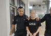 飞机上伸手拿别人包包 男子遭警方逮捕扣查