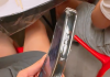 iPhone摔到机身严重变形 没想到竟然还能正常使用